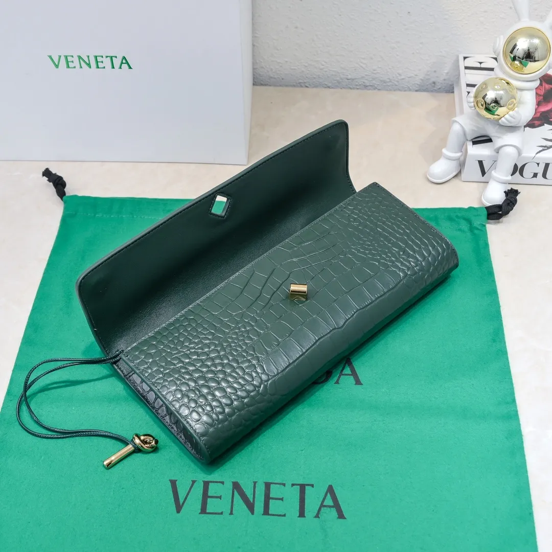 Batch 1420 Bottega Veneta Fall in love with Andiamo at first sight, new design, natural Nile rare leather crocodile pattern complex handbag, a model handbag for women, no need for color cover, no emotional camouflage, immersive depth and excitement, the classic element KNOT knot is inspired, modernist aesthetics and jewelry field craftsmanship reinterpret the knot element, bringing a clutch full of modern texture and elegant and quiet lady spirit. Style number: 1511 Size: 31*13*3cm